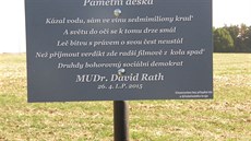Lidé ze st�edních �ech instalovali na kladenskou cyklostezku pam�tní desku...