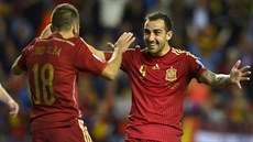 ŠPANĚLSKÁ RADOST. Jordi Alba (vlevo) a Paco Alcacer slaví gól v utkání evropské...