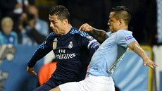 HV�ZDA UNIKÁ. Cristiano Ronaldo z Realu Madrid u mí�e, stíhá ho Yoshimar Yotún...