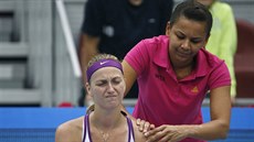 Petra Kvitová si na turnaji v Pekingu nechává o�et�it bolavé rameno.