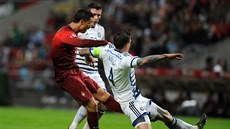 Portugalec Cristiano Ronaldo pálí mezi dvojicí dánských fotbalist.