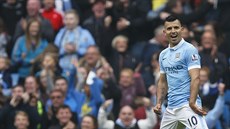 Útočník Sergio Agüero z Manchesteru City se raduje z jednoho ze svých pěti gólů...