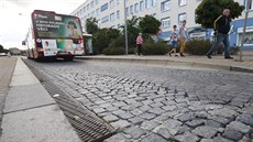 Po�kozený povrch zastávky na Francouzské t�íd� v Plzni na Slovanech. (27. zá�í...