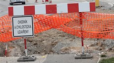 Na k�i�ovatce Borské ulice s Folmavskou ulicí v Plzni p�idávají stavba�i jeden...