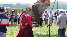Zahájení stavby se krom� tamních politik� ú�astnili i tibet�tí duchovní.