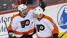 Jakub Voráek (vlevo) z Philadelphie se raduje z gólu se spoluhráem  Braydenem...