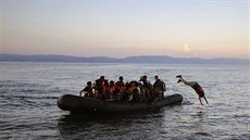 Uprchlíci připlouvají na řecký Lesbos. Na přeplněném člunu vypluli z Turecka...