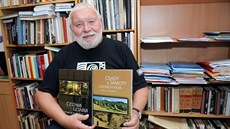 Publicista Petr Andrle s knihami popisujícími, jak vznikaly cesty v Beskydech....