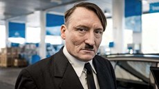 Herec Oliver Masucci v roli Hitlera ve filmu U je tady zas