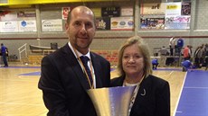 Trenérka Natália Hejková a její asistent Ji�í Bárta z USK Praha svírají...