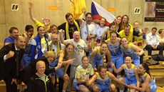 Basketbalistky USK Praha a jejich �e�tí fanou�ci se radují ze zisku evropského...