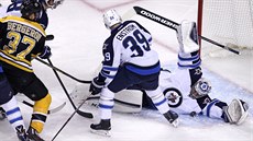 Ondej Pavelec z Winnipegu zasahuje v zápase s Bostonem.