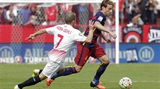 Ivan Rakiti� z Barcelony (vpravo) uniká Michaelu Krohn-Dehlimu ze Sevilly.