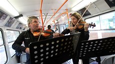 Filharmonici v Brn� zahráli cestujícím v tramvaji. Slavili den hudby.