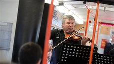 Filharmonici v Brn zahráli cestujícím v tramvaji. Slavili den hudby.