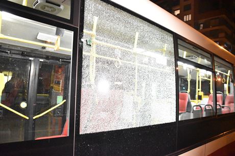 Pokozené okno autobusu praské MHD (10. íjna 2015)