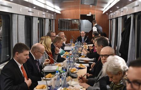 Ministi jednali u cestou vlakem do Ústí nad Labem. Zvýili platy státních...