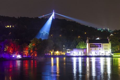 V rámci festivalu Signal se Petínská rozhledna loni v íjnu promnila v Medusu z paprsk svtla.