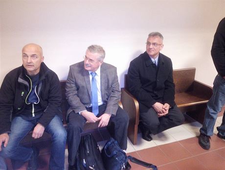 Obvinný Pavel Koblíek (vpravo) pi ekání na zahájení soudního líení.