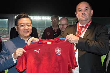 Pedseda fotbalové asociace Miroslav Pelta (vpravo) a prezident CEFC Chan...