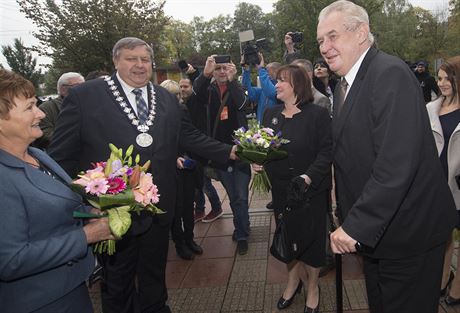 Prezident Milo Zeman a hejtman Stanislav Miák s manelkami pi návtv Zlínského kraje v roce 2015.