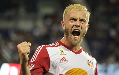 Mike Grella z New Yorku Red Bulls se raduje z gólu.