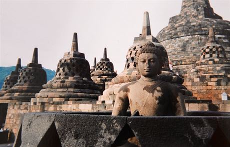 Chrmov komplex Borobudur na Jv zdob vce ne 500 soch Buddh.