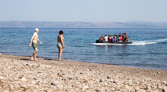 Turisté na eckém ostrov Lesbos pihlíejí pistání uprchlík (13. srpna 2015)