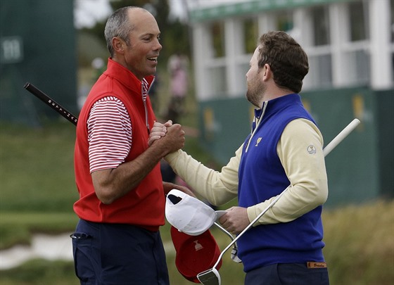 Matt Kuchar (vlevo) z amerického týmu pijímá gratulaci od golfisty z výbru...