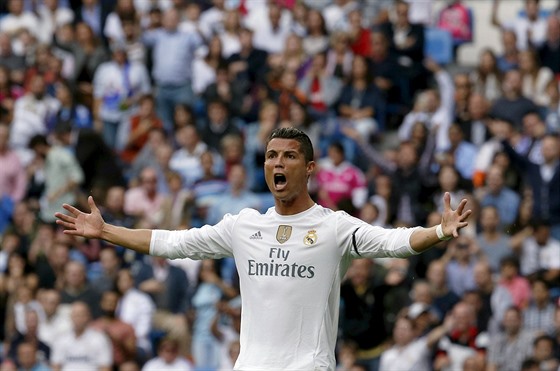 Portugalec Ronaldo se vzteká bhem zápasu devátého kola proti Levante, kterému...
