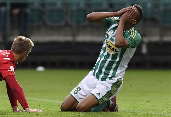 RUCE V DLANÍCH. Kolumbijec Mosquera z Bohemians 1905 se po nepromnné tutovce...