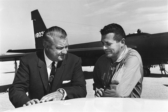 Kelly Johnson (konstruktér U-2) a Francis Gary Powers na fotografii z roku 1966...