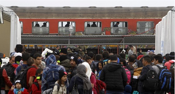 Uprchlíci na vlakovém nádraí v Makedonii  (9. íjna 2015)