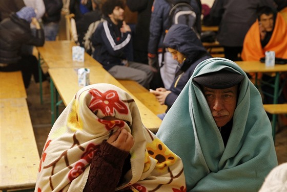 Uprchlíci se zahívají pi ekání na registraci v úadu pro zdravotní a...