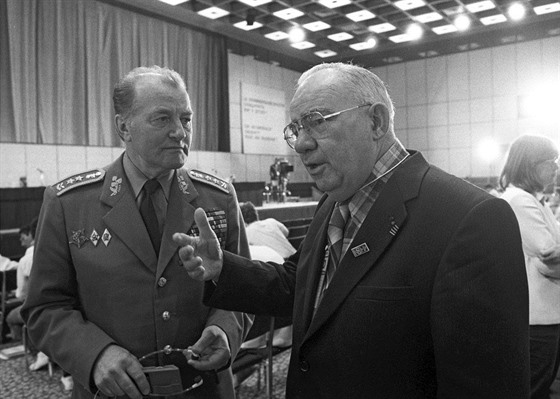 Generál František Šádek (vlevo) se spolu Ousulnasem Altraisem, členem...