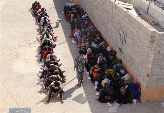 Migranti zadrení v Tripolisu na cest do Evropy sedí v libyjském detenním centru
