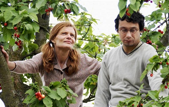 Zuzana Bydovská a Pavel Lika ve filmu Venkovský uitel (2008)