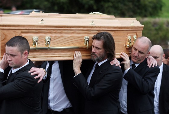 Jim Carrey na pohřbu své expřítelkyně v jejím rodném Irsku.