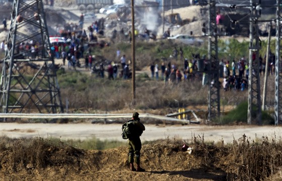 Izraelský voják hlídkuje na hranici s pásmem Gazy (11. íjna 2015).
