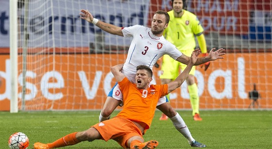 Nizozemský útoník Klaas Jan-Huntelaar padá v souboji s eským obráncem...