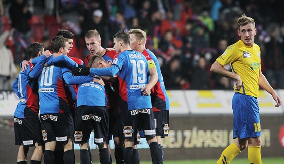 Fotbalisté Plzn se radují z gólu v utkání proti Zlínu.