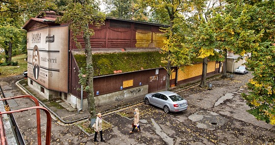 Dřevěný objekt v zahradě kulturního domu Střelnice v Hradci Králové loni...