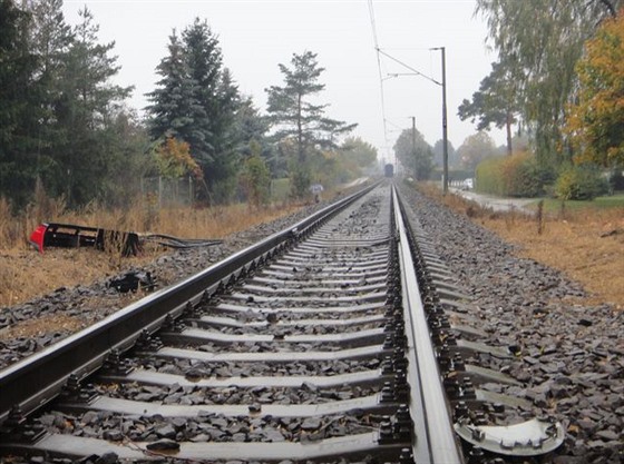 Tragická nehoda u Třebechovic, mladá řidička vjela na přejezdu před vlak...