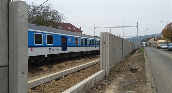 Protihluková stěna u železniční trati v Plzni na Doubravce. (13. října 2015)