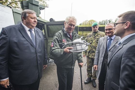 Prezident Milo Zeman dostal pi návtv muniních sklad u Vlachovic-Vrbtic...