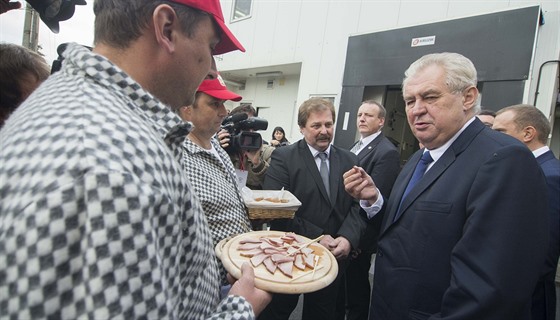 Prezident Miloš Zeman při návštěvě řeznictví v Lechoticích na Kroměřížsku.