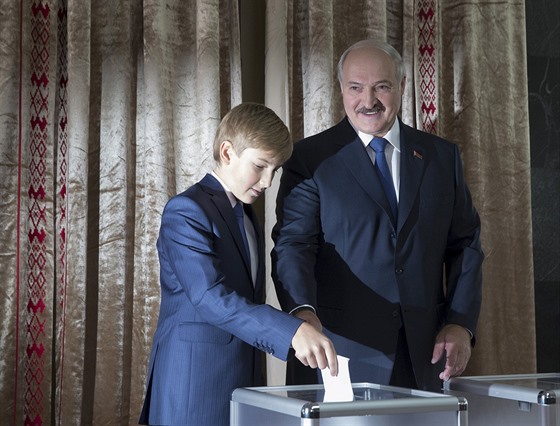 Bloruský prezident Lukaenko se k volební urn dostavil se svým synem...