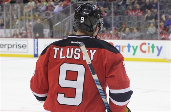 Jiří Tlustý si v NHL naposledy zahrál v New Jersey. Nezářil, navíc mu sezona předčasně skončila kvůli vážnému zranění zápěstí. Teď - podobně jako loni - marně čeká na novou nabídku. Dočká se?