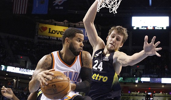 Jan Veselý (24) z Fenerbahce Istanbul brání v pípravném zápase s Oklahoma City...