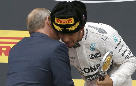 Lewis Hamilton pijímá od Vladimira Putina gratulace k vítzství ve Velké cen...